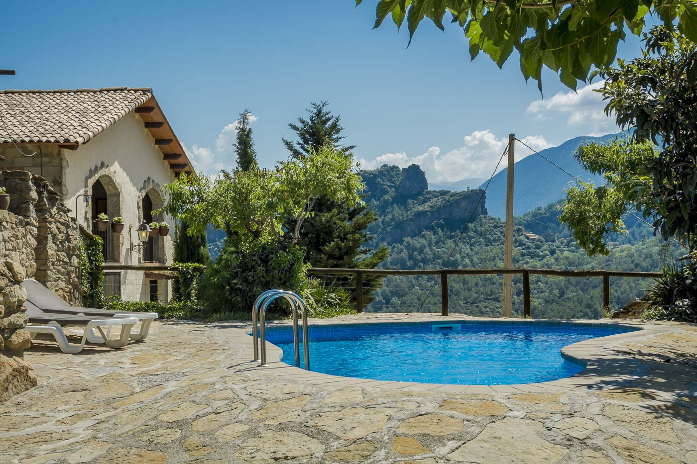 Piscina al aire libre (la piscina cubierta climatizada está en el edificio izquierdo)